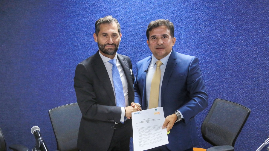 O Representante do ACNUR no Brasil, Davide Torzilli, assina documento de parceria junto ao Ministro do Esporte, Paulo Henrique Cordeiro