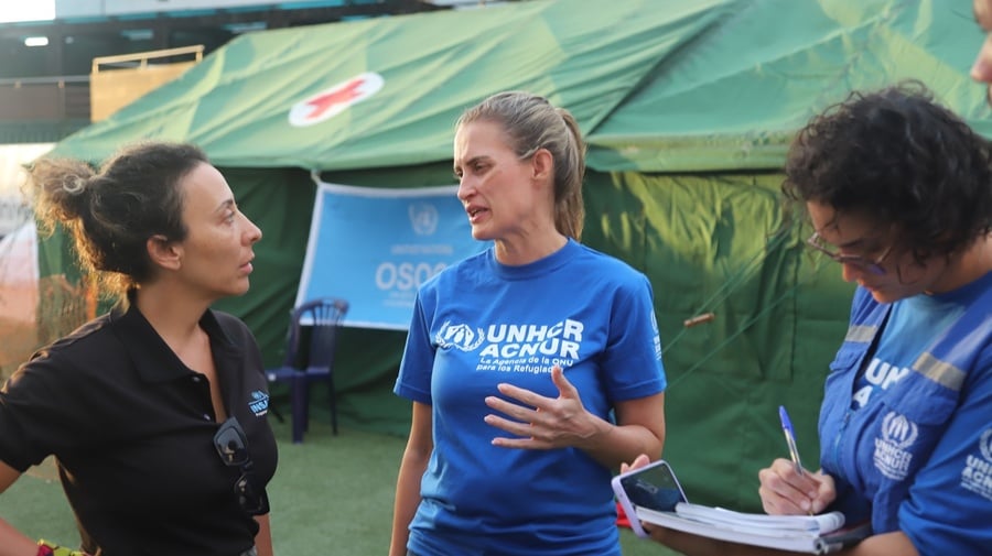 Equipe do ACNUR durante visita ao Centro de Coordenação em La Guaira, juntamente com a equipe das Nações Unidas na Venezuela.
