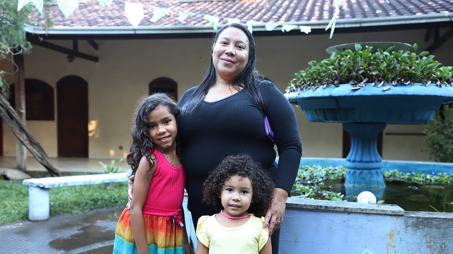 Maria José chegou a Nova Iguaçu (RJ) há três meses com as filhas Jazmin, de seis anos, e Jorgelys, de três