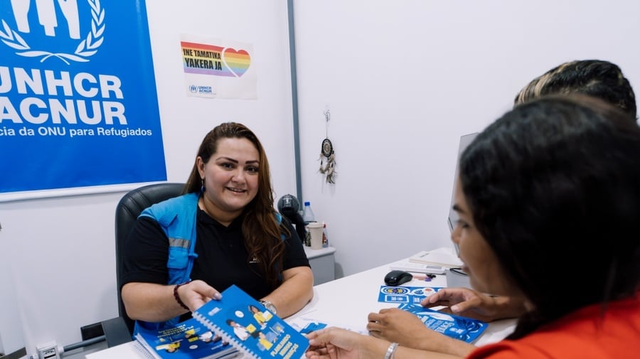 Trabalhadora do ACNUR atende refugiados