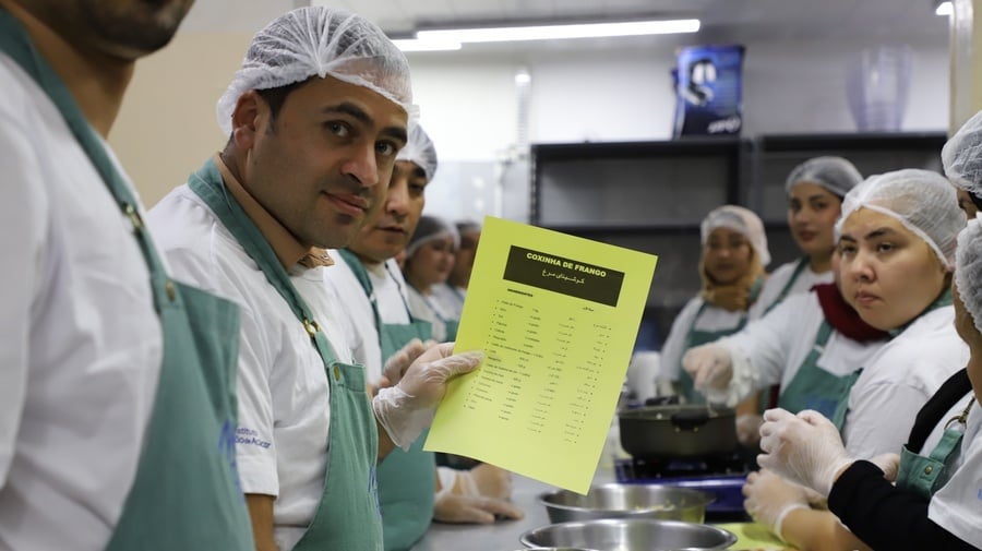 Curso voltado para gastronomia está sendo oferecido para 12 mulheres e oito homens afegãos refugiados no Brasil