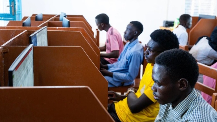 Pessoas refugiadas sudanesas usam computadores em um centro de conectividade no assentamento de refugiados de Farchana, no Chade