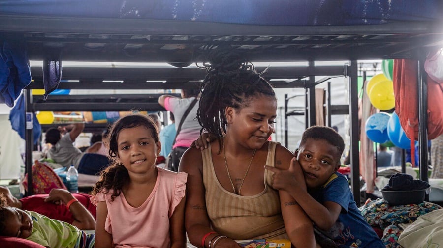 Yolimar Carrión é fotografada com dois filhos em abrigo provisório na Venezuela