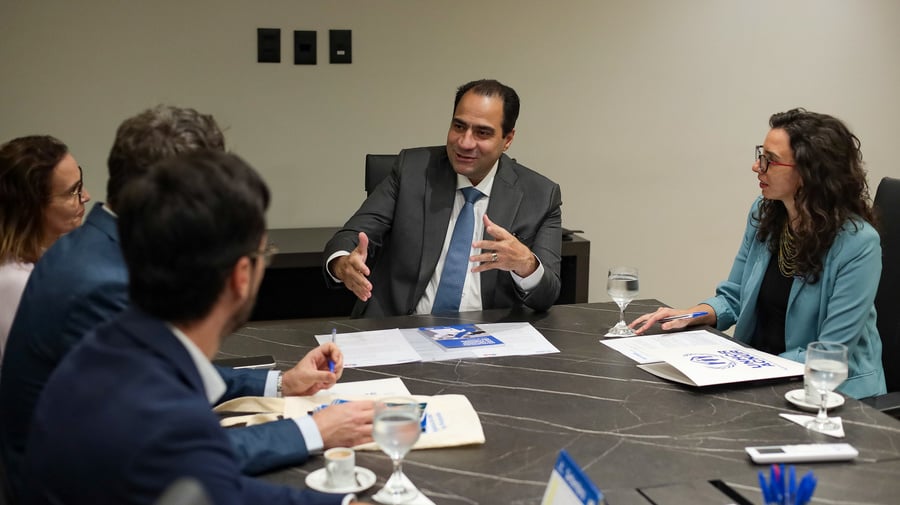 Representantes do ACNUR e da OAB participam de reunião durante a assinatura de memorando de entendimento para ampliar o acesso à proteção e aos direitos de pessoas refugiadas.