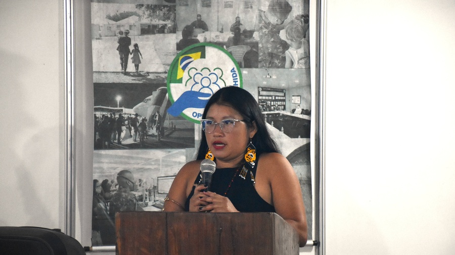 Representante indígena Taurepang discursa durante cerimônia de reconhecimento da condição de refugiado para integrantes de comunidades indígenas venezuelanas em Pacaraima, Roraima.