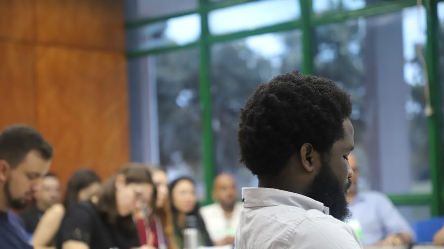 Grupo de participantes em atividade de capacitação presencial em sala de aula
