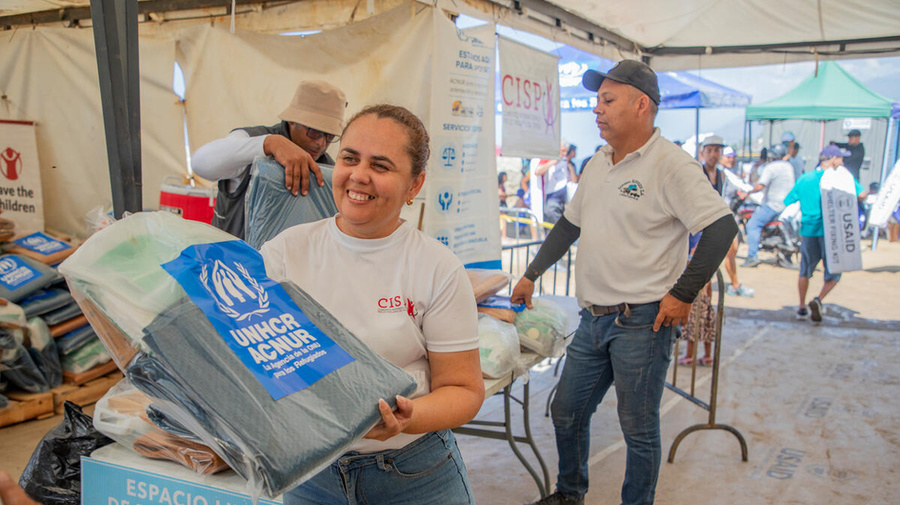 O ACNUR entrega itens essenciais de ajuda humanitária para sobreviventes dos terremotos na Venezuela.