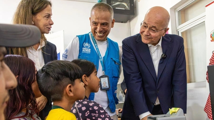 O Alto Comissário da ONU para Refugiados, Barham Salih, e colegas conversam com uma família venezuelana em um centro de proteção em Lima, Peru