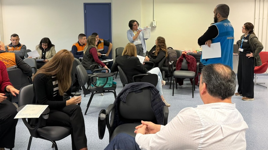 Participantes de treinamento reúnem-se em sala de aula durante atividade em grupo sobre coordenação e gestão de abrigos no Rio Grande do Sul