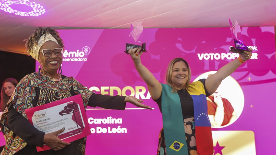 Yedimar celebra seus dois prêmios recebidos pelo Prêmio Empreendedora 2026 em Curitiba, nas categorias Voto Popular e MEI