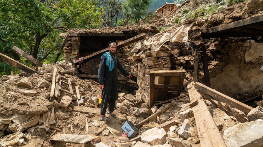 Rahmatullah perdeu a mãe e um filho no terremoto de agosto de 2025 que atingiu a província de Kunar, no leste do Afeganistão.  © ACNUR/Oxygen Empire Media Production