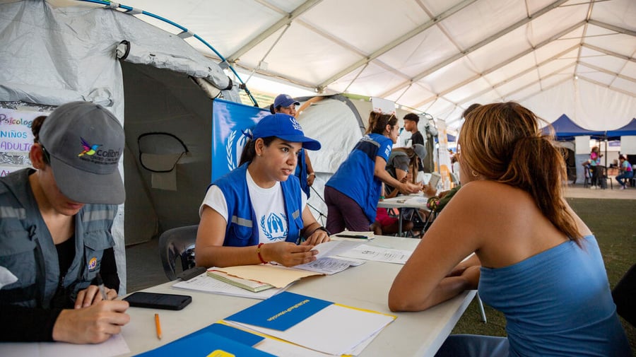 Equipe do ACNUR presta assistência jurídica a pessoa afetada pelos terremotos no Abrigo Temporário Estádio César Nieves. O ACNUR está apoiando os sobreviventes dos terremotos por meio de apoio psicossocial, assistência jurídica e distribuição de itens essenciais de ajuda humanitária.