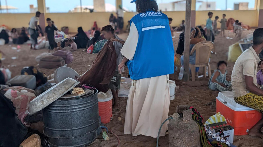 O ACNUR visita local em Obock, Djibouti, que acolhe famílias de refugiados iemenitas que chegaram de barco após serem forçadas a fugir da intensificação das hostilidades na costa oeste do Iêmen.