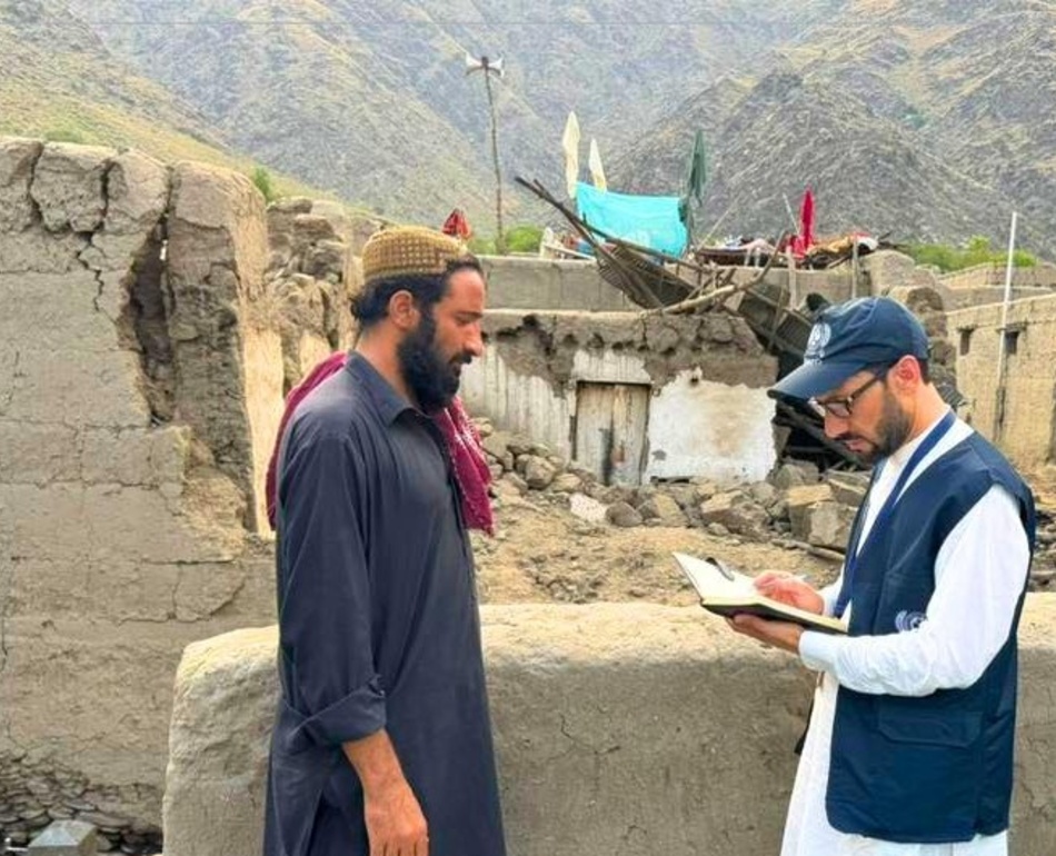 Funcionários do parceiro da UNHCR, ARWEO, avaliam os danos na vila de Mazar Dara, na província de Kunar, após o terremoto que atingiu em 31 de agosto.