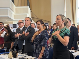 Viceministra de Asuntos Migratorios y Representante de ACNUR Colombia, Pablo Moreno ganador premio Nansen de Refugiados para las Américas 2025. 
