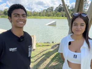 Dos jovenes venezolanos, hombre y mujer frente a cámara