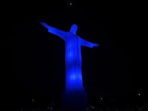 Monumento de cristo rey iluminado azul 