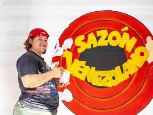 Mujer pinta logo tipo Sazón Venezolano 