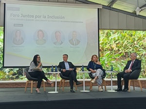 Panel de personas sentadas del Foro Juntos por la Inclusión