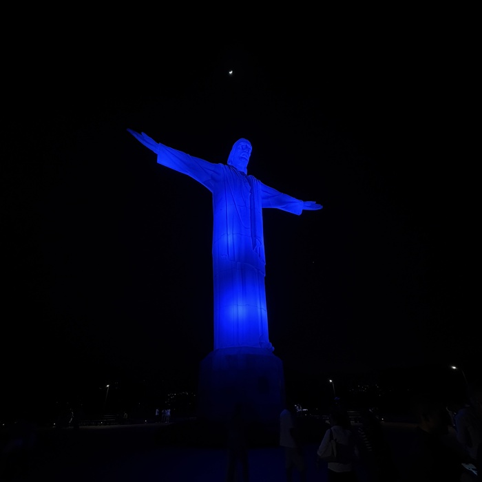 Monumento de cristo rey iluminado azul 