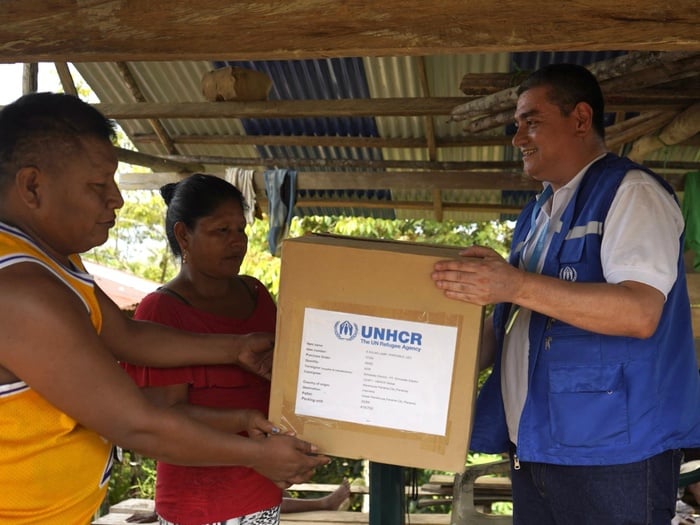 Entrega de lámparas solares a la comunidad embera en Brisas de Samper, Chocó