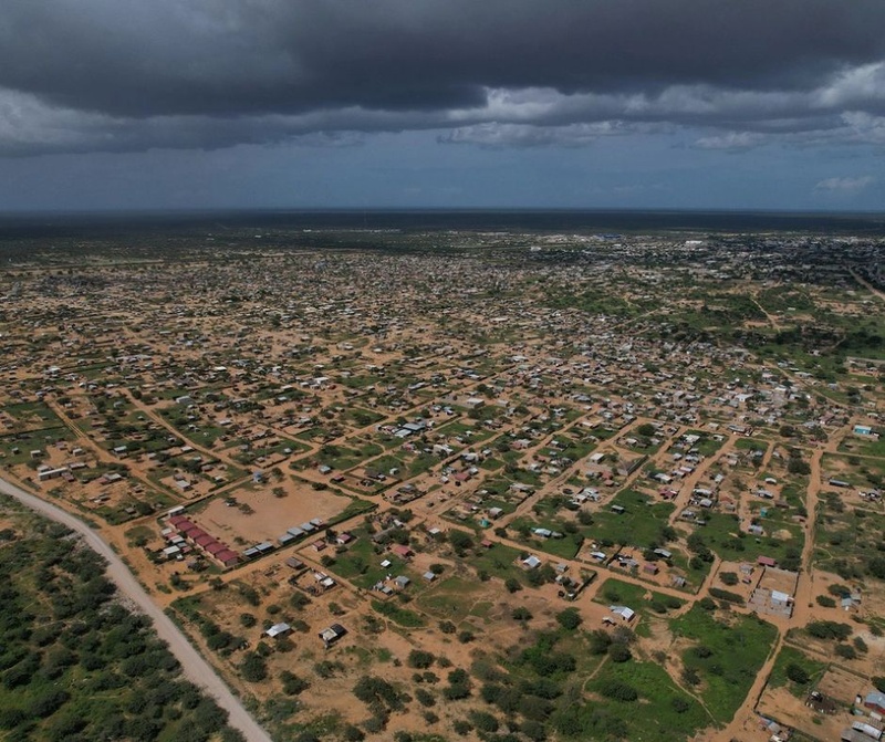 Imagen de drone panorámica de asentamientos urbanos en Uriba,Guajira, Colombia.