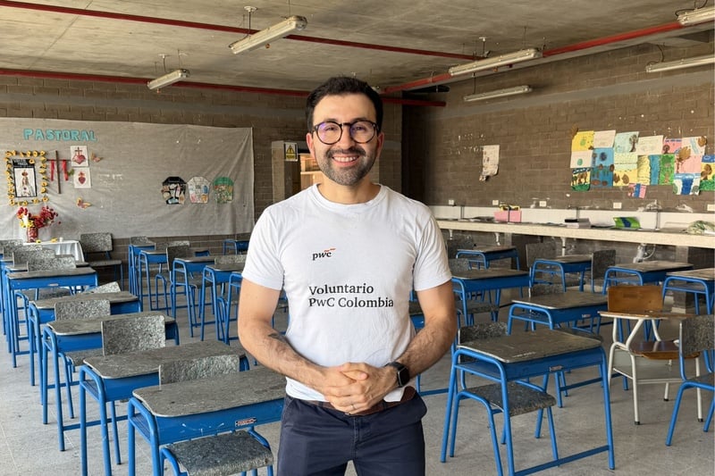 Daniel, gerente de PWC Colombia sonriendo frente a cámara 