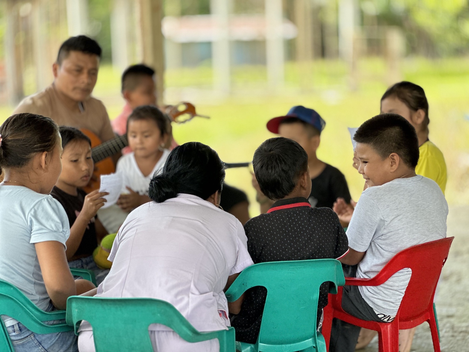 Niños y niñas sentados en mesa redonda 