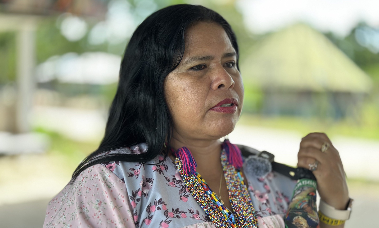 Mujer indígena Siona con vestimenta y bastón tradicional 