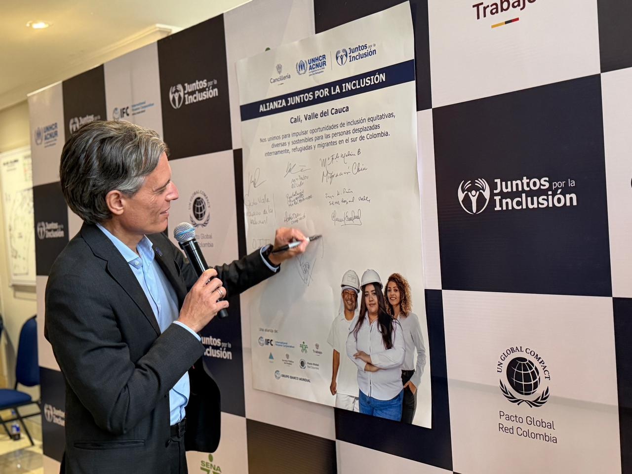 Representante de ACNUR Colombia, firma alianza de Juntos por la Inclusión