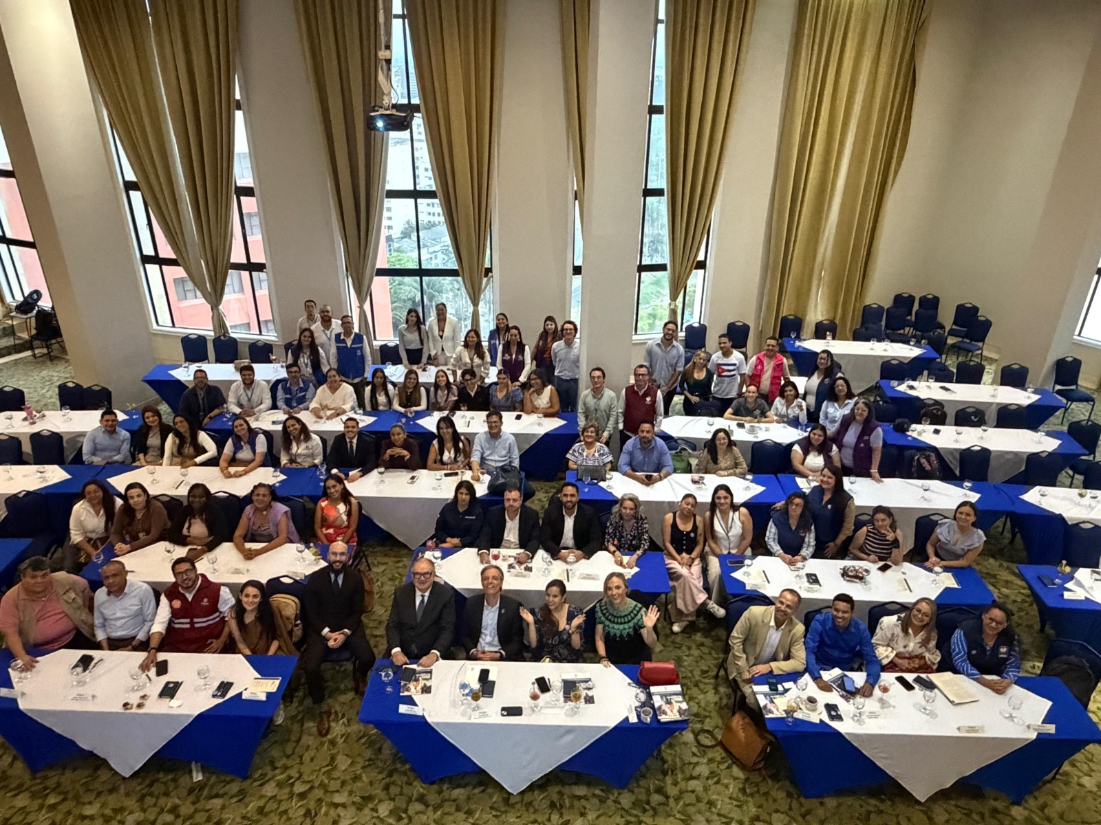 En mesas participantes del evento de lanzamiento Juntos por la Inclusión en Cali, Colombia. 