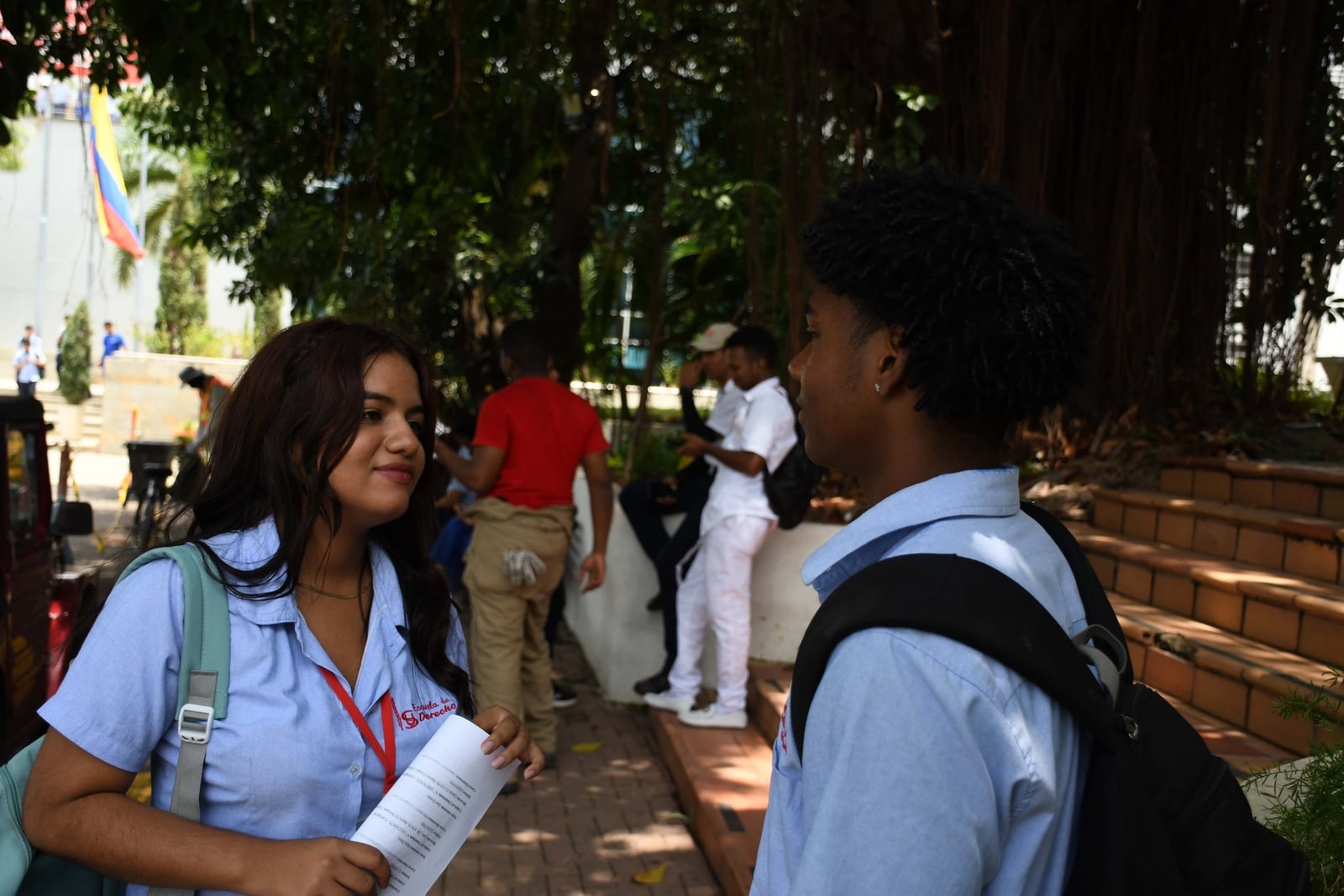 Joven mujer  y hombre con uniformes escolares y becarios DAFI en Cartagena, Colombia. 