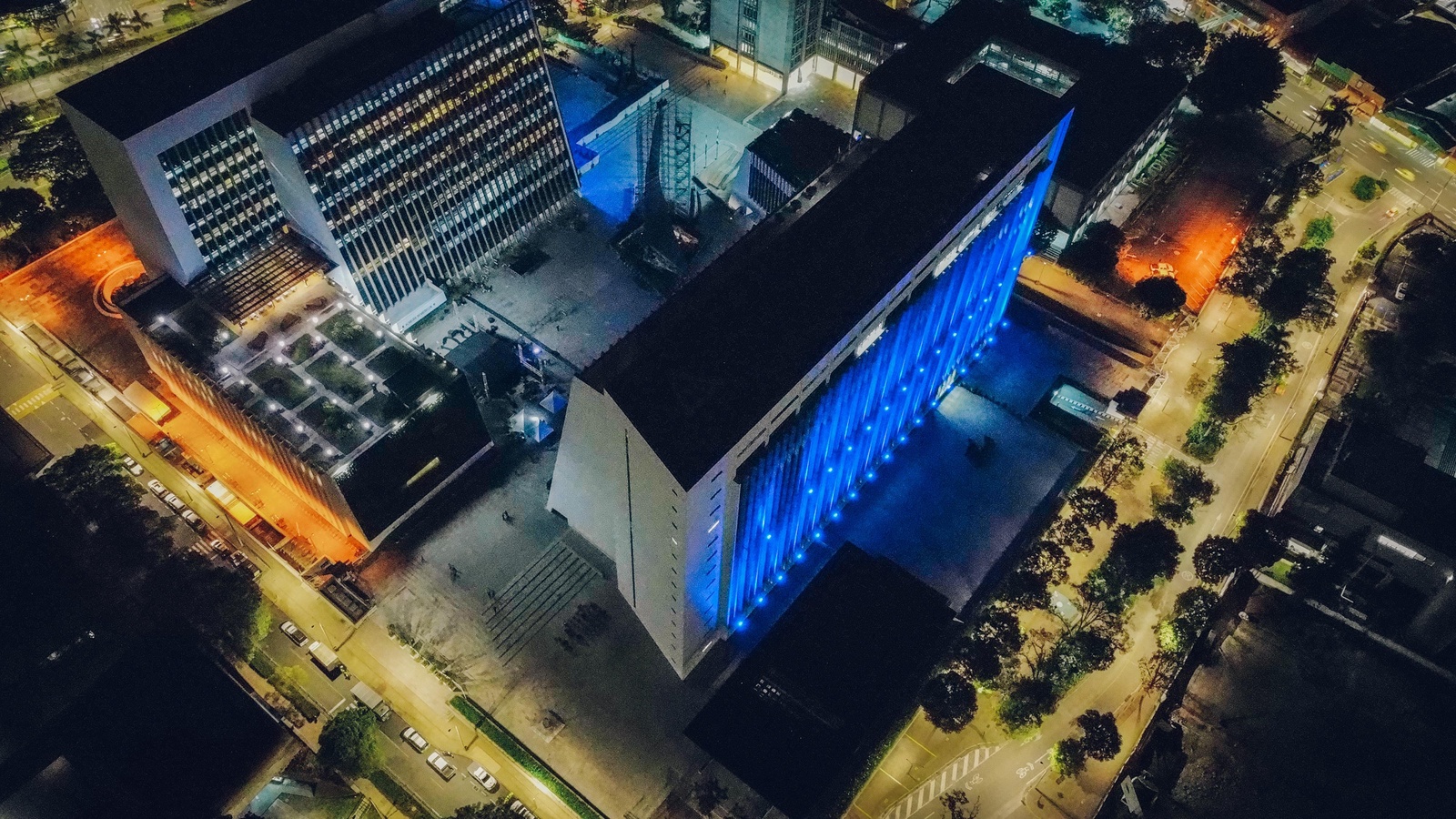 El edificio de la Gobernación de Antioquia iluminado de azul 