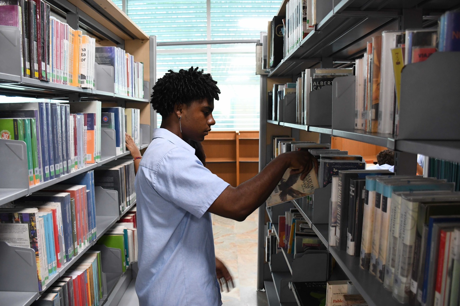 Joven venezolano en una biblioteca en Colombia 