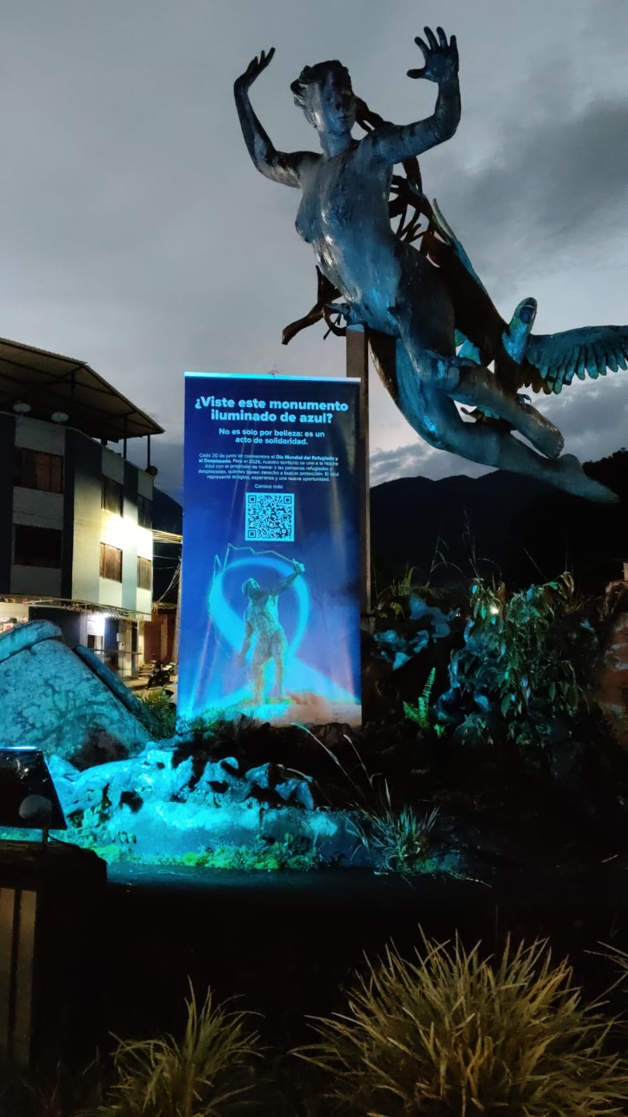 Monumento a la vida iluminado de azul en Mocoa, Colombia.