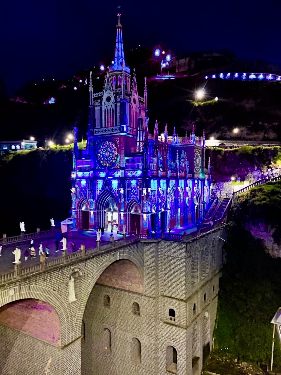 Santuario de las Lajas iluminado de azul 