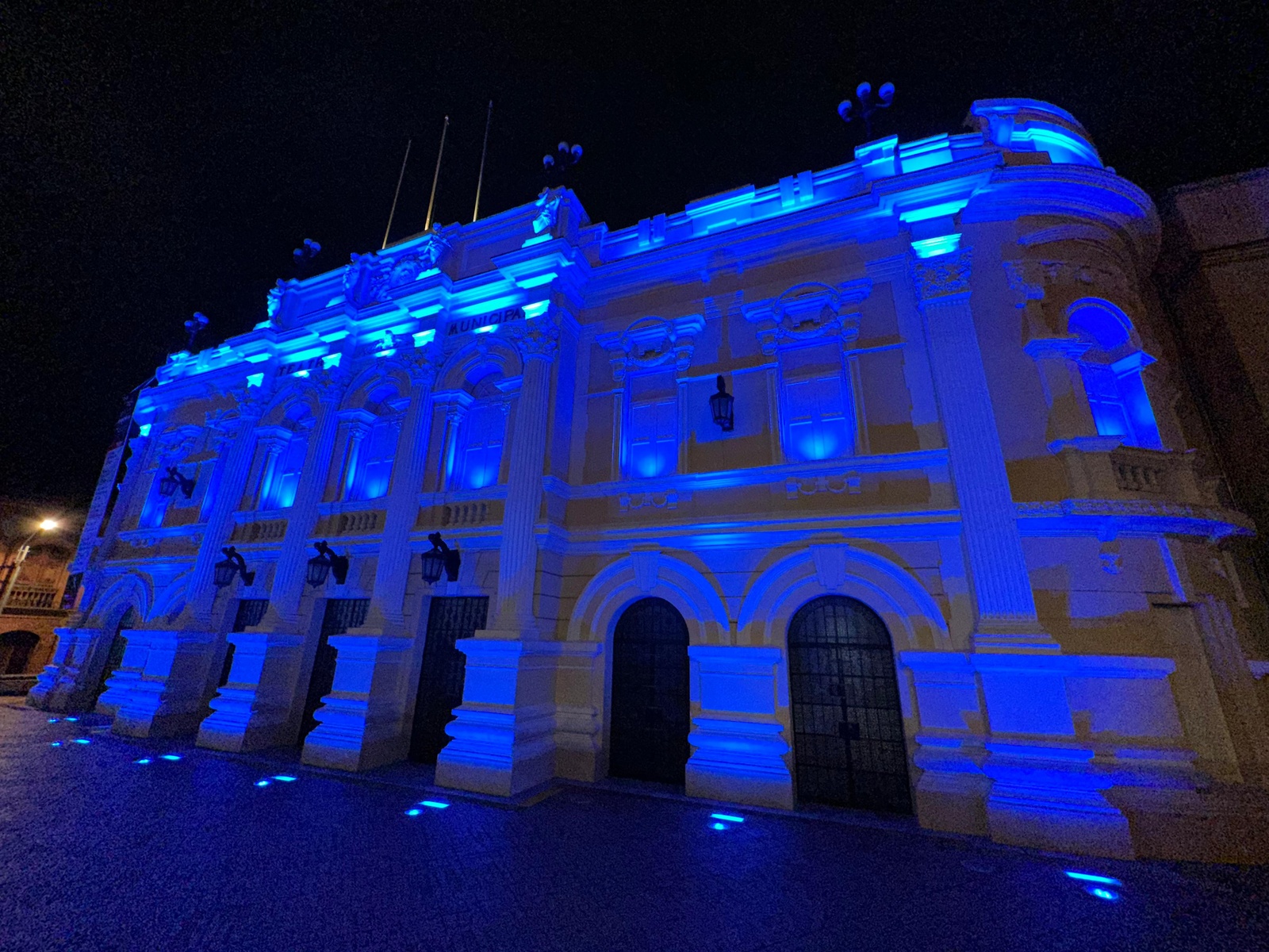 Teatro Municipal Enrique Buenaventura iluminado de azul en Cali, Colombia.