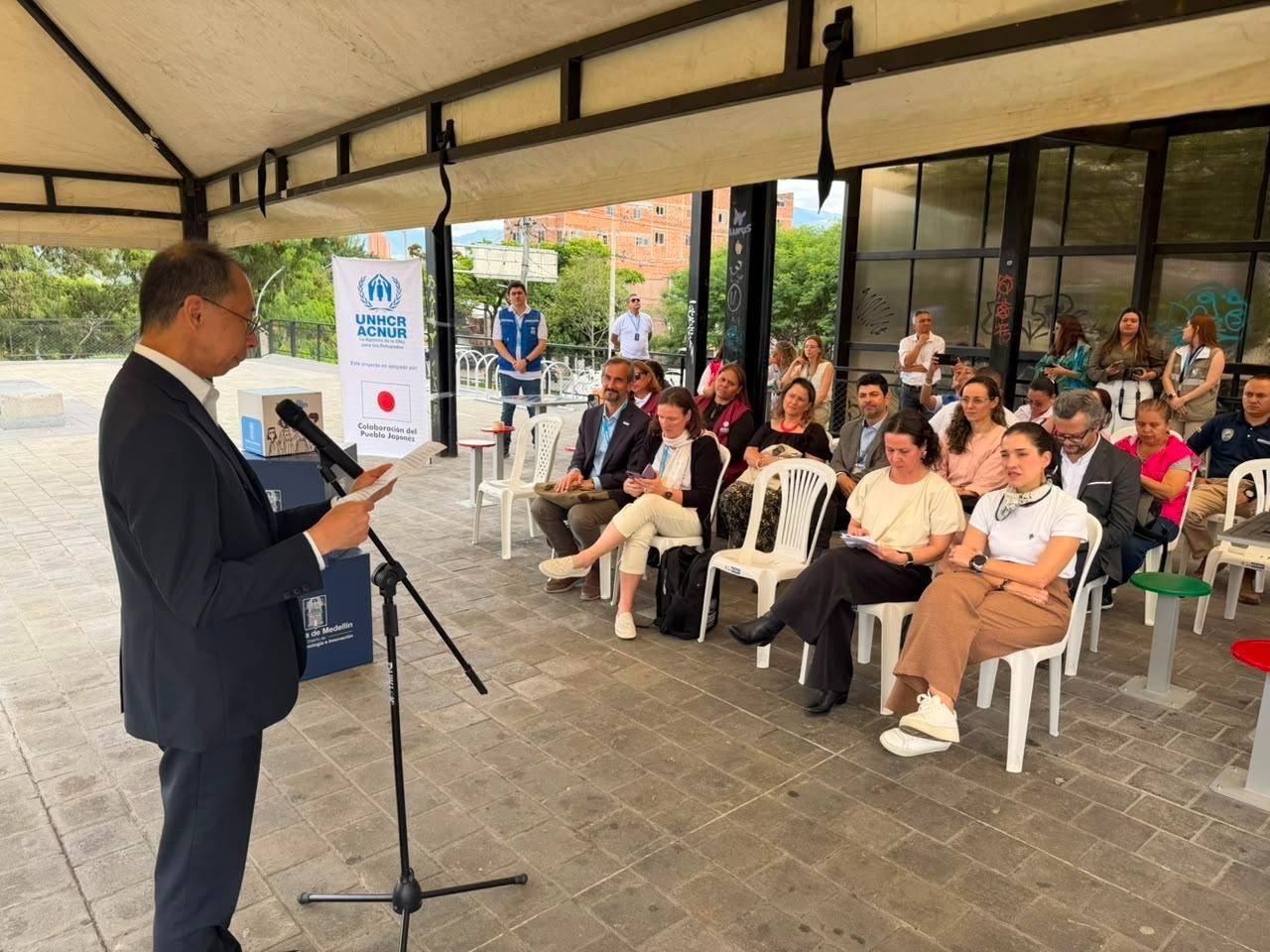 Embajador de Japón realiza presentación ante asistentes a la inauguración del Alojamiento Colectivo Temporal de Medellín,