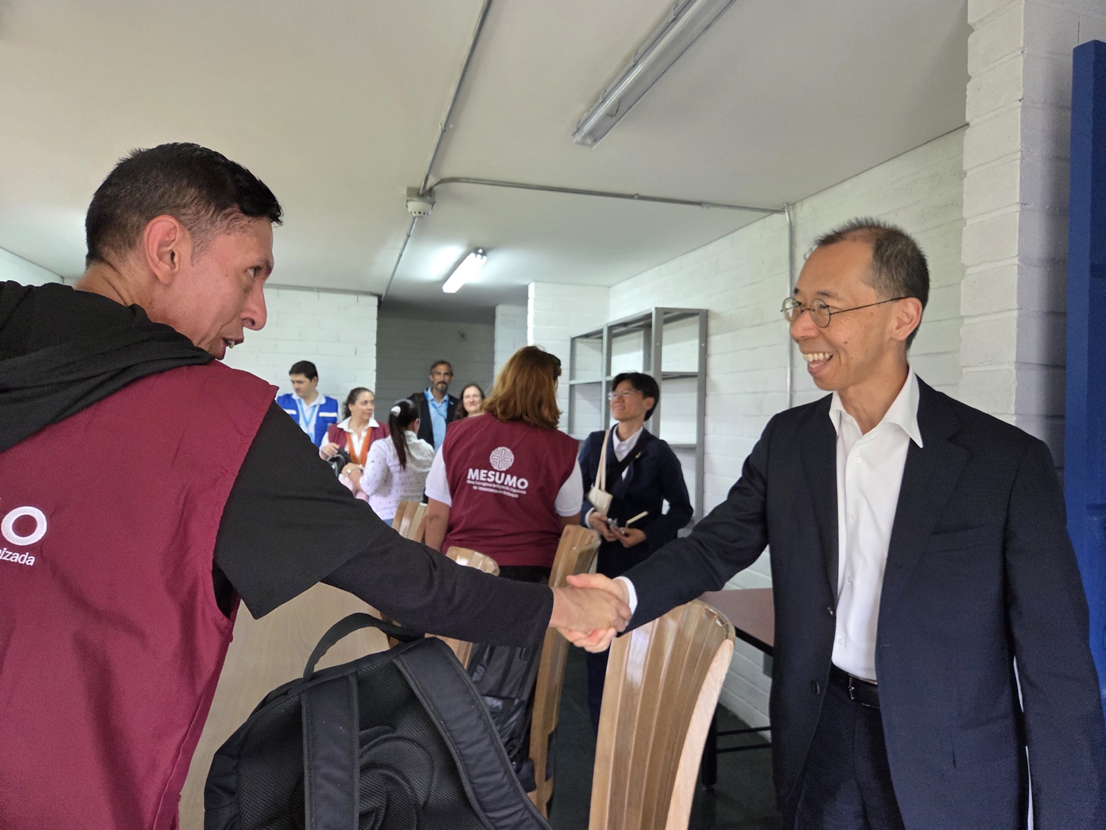 Embajador de Japón saluda a personas desplazada en Medellín 