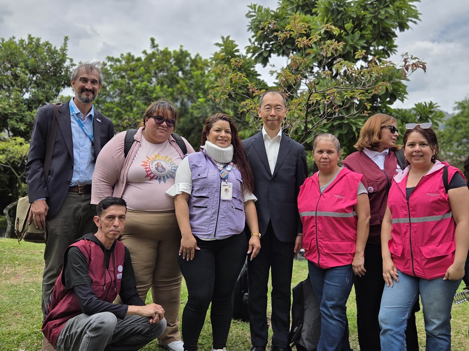El Embajador de Japón en Colombia con un grupo de lideres desplazados forzados
