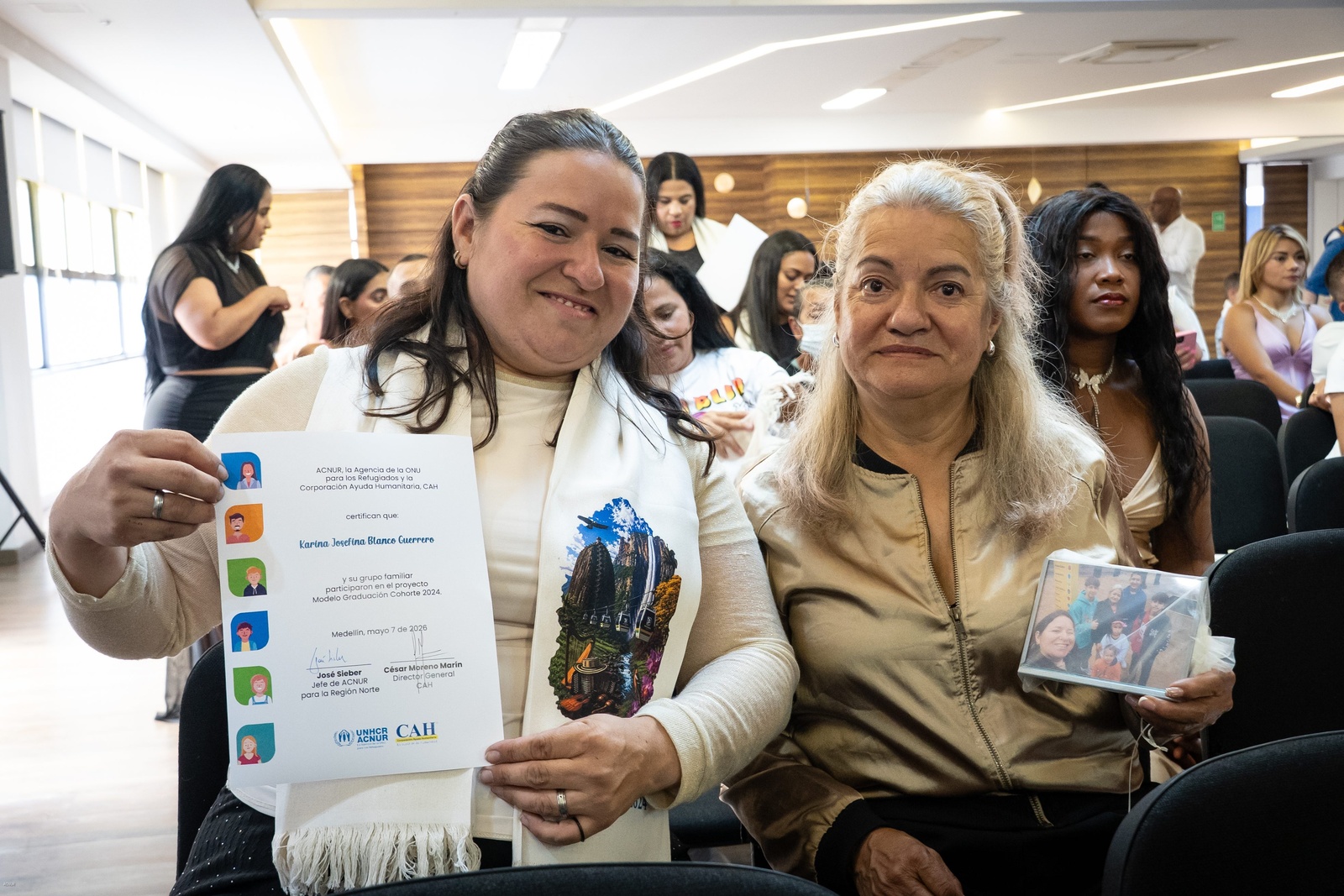Mujer presenta su diploma del modelo de graduación 
