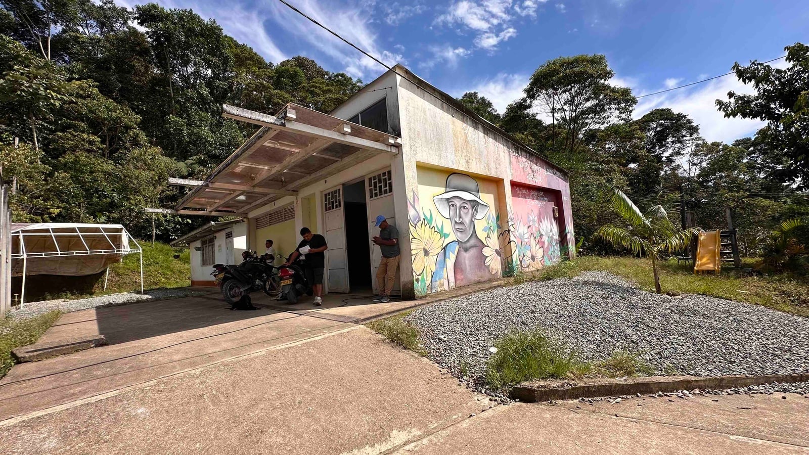 Fachada de la escuela del Resguardo Yanacona Yachay Wasi 