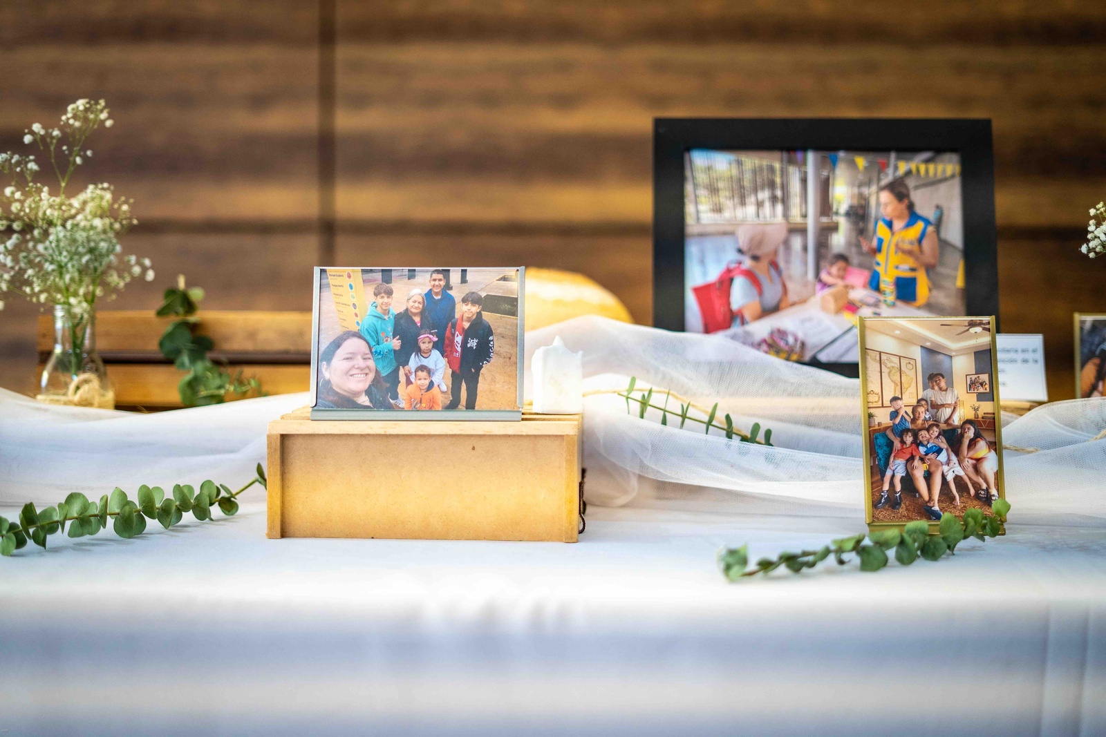Fotografías de familia y arreglo de flores en mesa