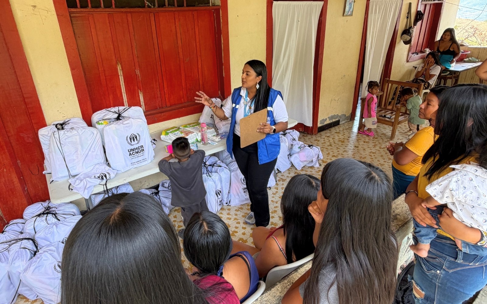 Entrega de asistencia humanitaria en comunidad Wounaan desplazada 