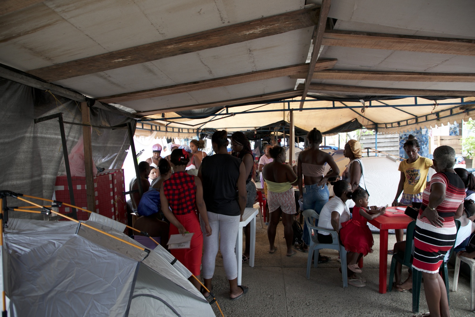 Mujeres y niños en las carpas instaladas en la veredas por el terremoto. 