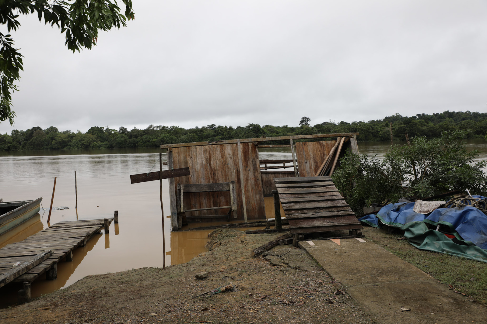 Casa en ruinas en el río de la comunidad Wounaan 