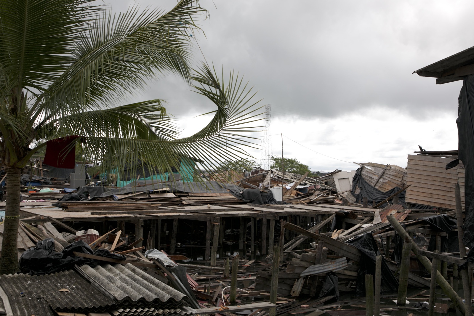 Daños causados por terremoto en casas del Asentamiento Lleras. 