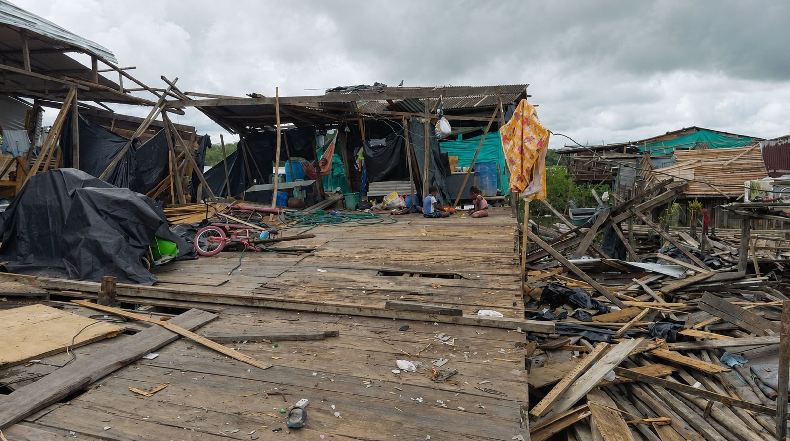 Niños juegan en medio de las viviendas afectadas por el terremoto.