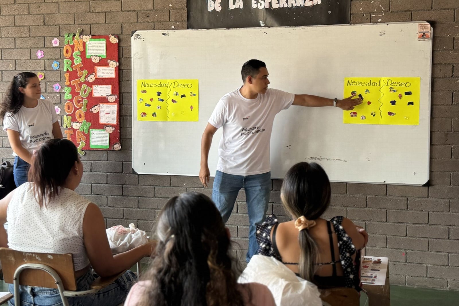 Hombre joven presenta en tablero frente asistentes a taller 