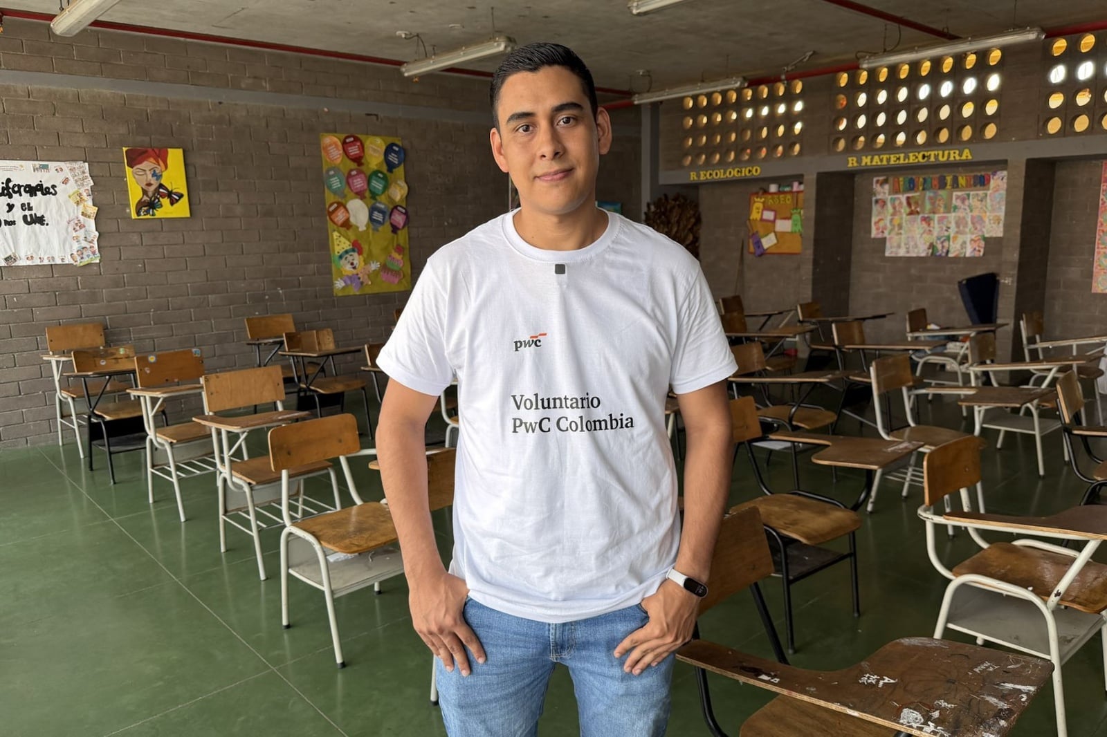 Hombre joven en salón de clases 